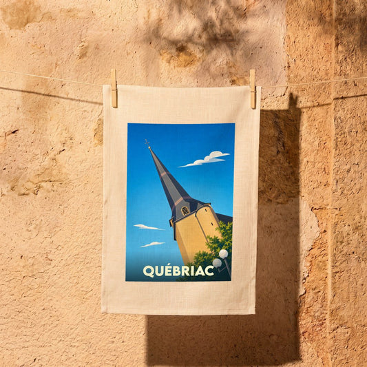 Torchon souvenir de la ville de Québriac illustré par le clocher de son église sur un ciel bleu.