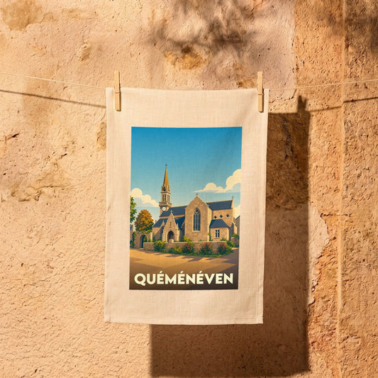 Torchon souvenir de la ville de Quéménéven avec une illustration stylisée de son église.