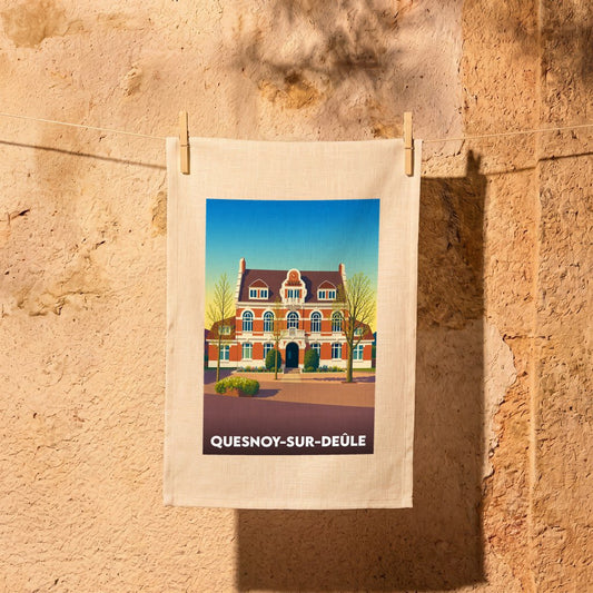 Torchon souvenir de la ville de Quesnoy-sur-Deûle avec une illustration stylisée de son hôtel de ville.