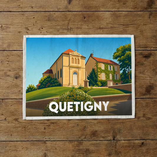 Torchon souvenir de la ville de Quetigny avec une illustration stylisée de son patrimoine architectural.