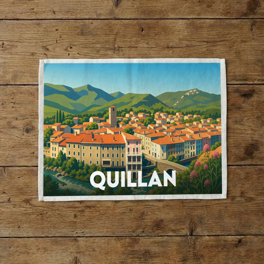 Torchon souvenir de la ville de Quillan avec une illustration stylisée.