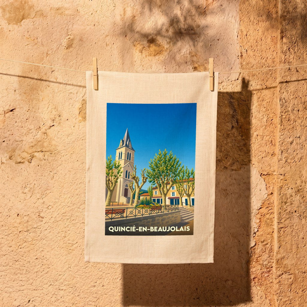 Torchon souvenir de Quincié-en-Beaujolais avec une illustration stylisée de son église et d'une place arborée.