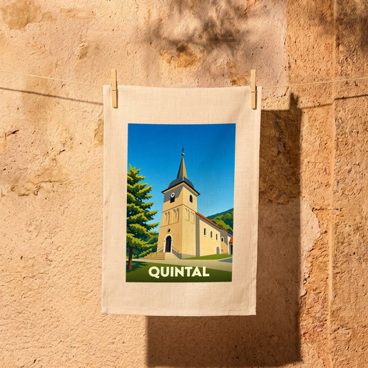 Torchon souvenir de la ville de Quintal illustré d'une église stylisée sous un ciel bleu.