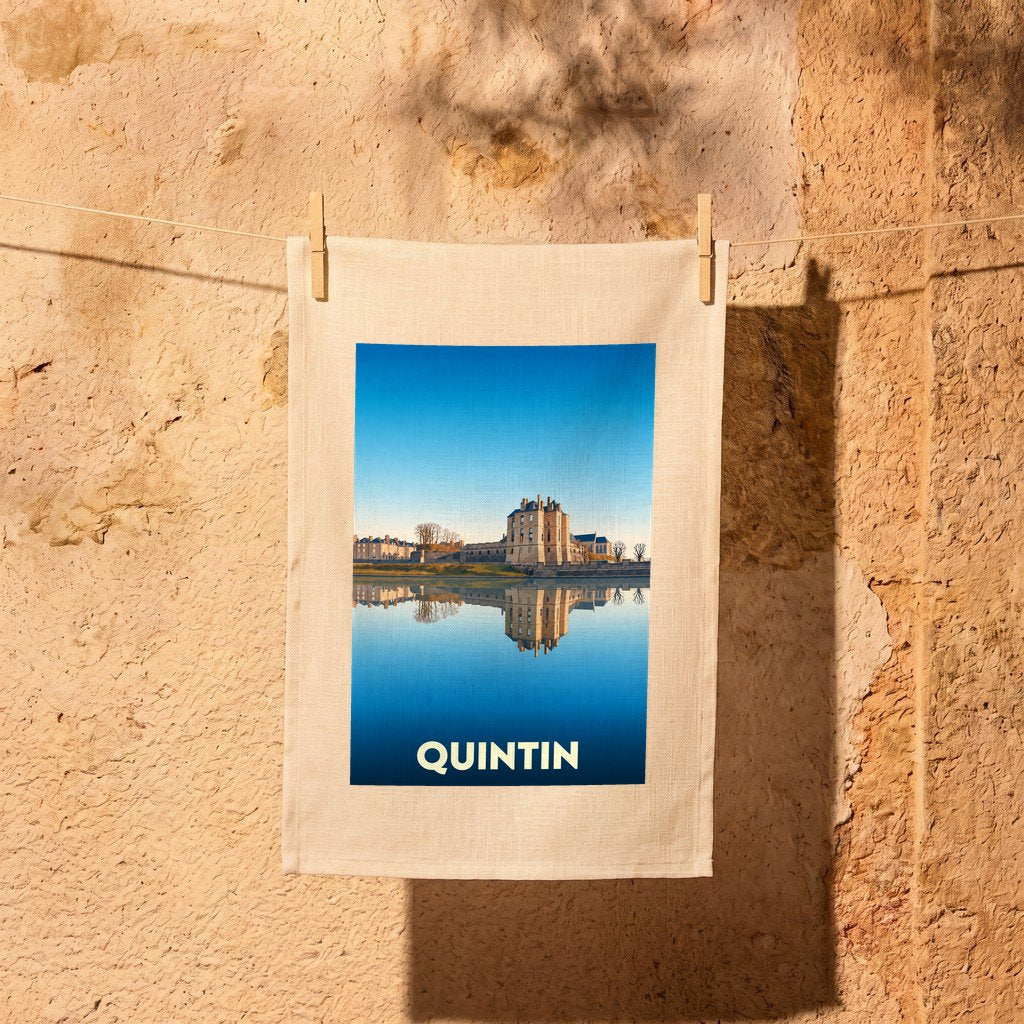 Torchon souvenir de la ville de Quintin orné d'une illustration stylisée de son château se reflétant sur l'eau.