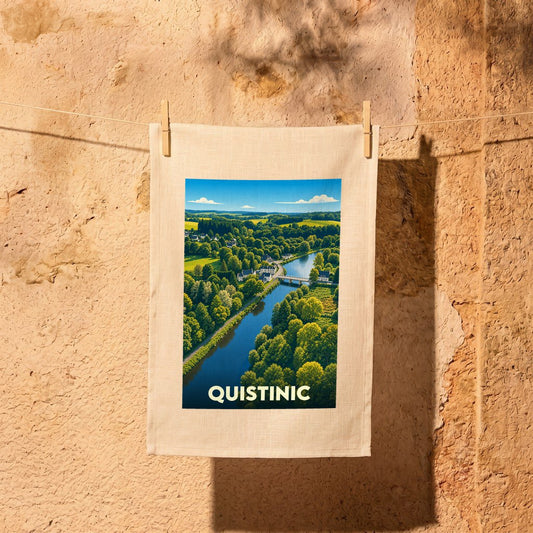 Torchon souvenir de la ville de Quistinic avec une illustration stylisée d'un paysage verdoyant et sa rivière.