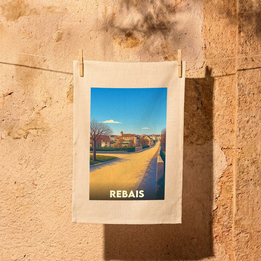 Torchon souvenir de la ville de Rebais avec une illustration stylisée d'un paysage urbain ensoleillé.
