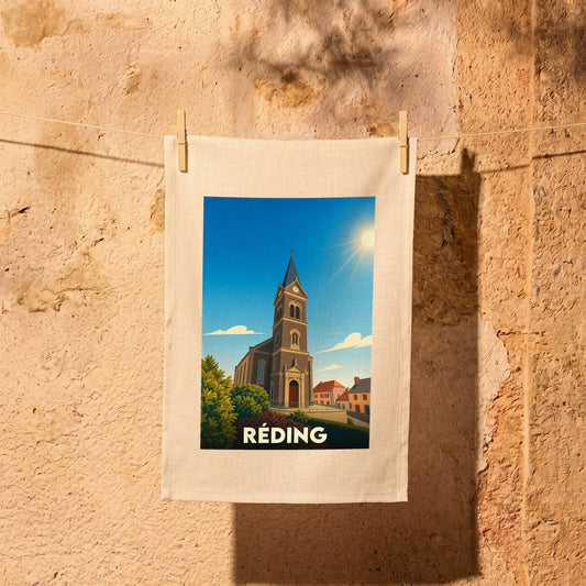 Torchon souvenir de la ville de Réding illustrant son église sous un ciel ensoleillé.