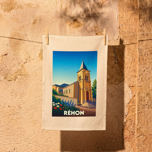 Torchon souvenir de la ville de Réhon illustré d'une vue stylisée de son église sous un ciel bleu.