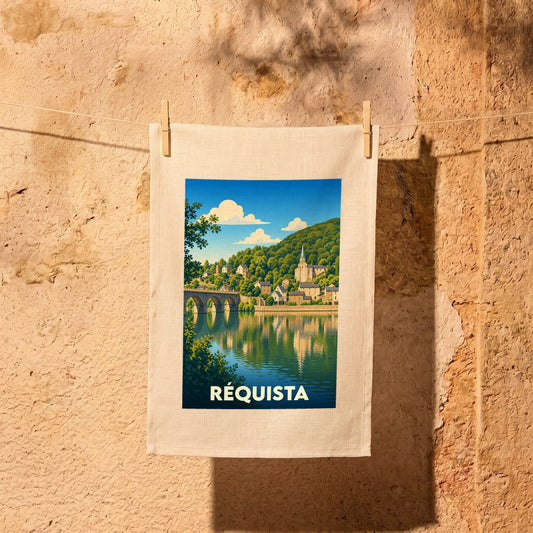 Torchon souvenir de la ville de Réquista avec une illustration stylisée d'un paysage fluvial.