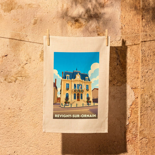 Torchon souvenir de la ville de Revigny-sur-Ornain avec une illustration stylisée de son hôtel de ville.