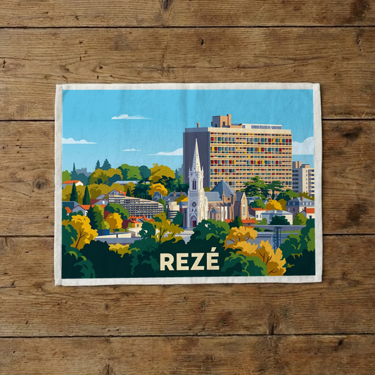 Torchon souvenir de la ville de Rezé avec une illustration stylisée de son architecture et de sa verdure.
