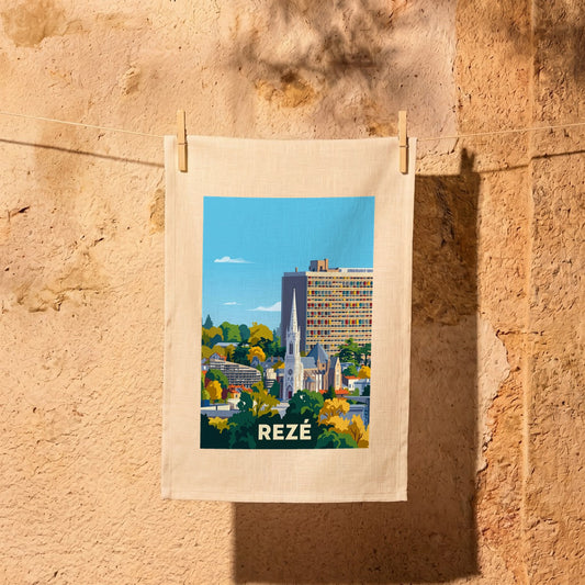 Torchon souvenir de la ville de Rezé avec une illustration stylisée de son architecture et de sa verdure.