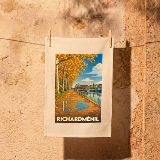 Torchon souvenir de la ville de Richardménil illustré d'un paysage d'automne au bord de l'eau.