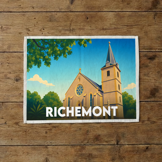 Torchon souvenir de la ville de Richemont avec une illustration stylisée de son église.