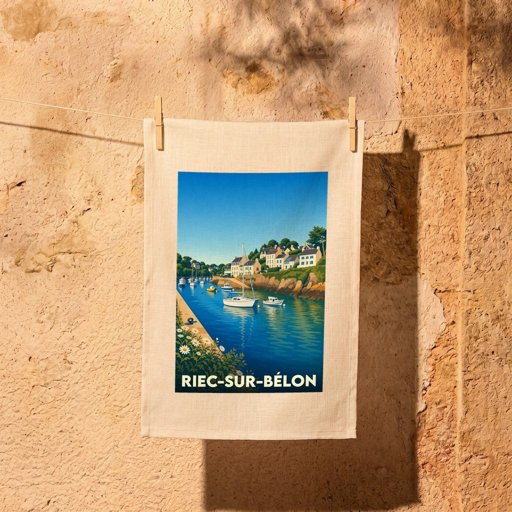 Torchon souvenir de la ville de Riec-sur-Bélon avec une illustration stylisée d'un port de plaisance.