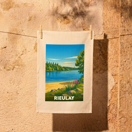 Torchon souvenir de la ville de Rieulay avec une illustration stylisée de son lac et de sa plage.