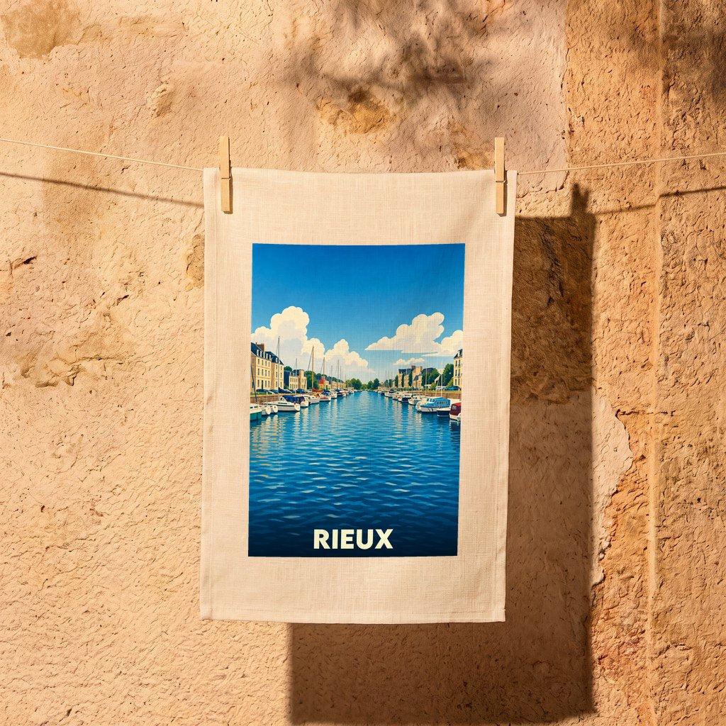 Torchon souvenir de la ville de Rieux avec une illustration stylisée de son port.