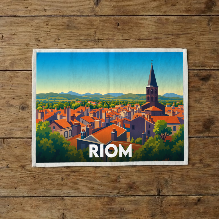 Torchon souvenir de la ville de Riom avec une illustration stylisée de ses toits et de son clocher.