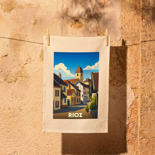 Torchon souvenir de la ville de Rioz orné d'une illustration stylisée de ses maisons et de son clocher.