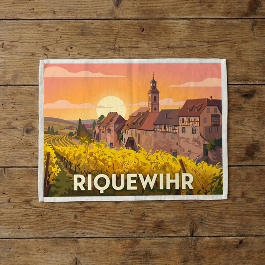 Torchon souvenir de la ville de Riquewihr avec une illustration stylisée de ses vignobles et de son architecture alsacienne.