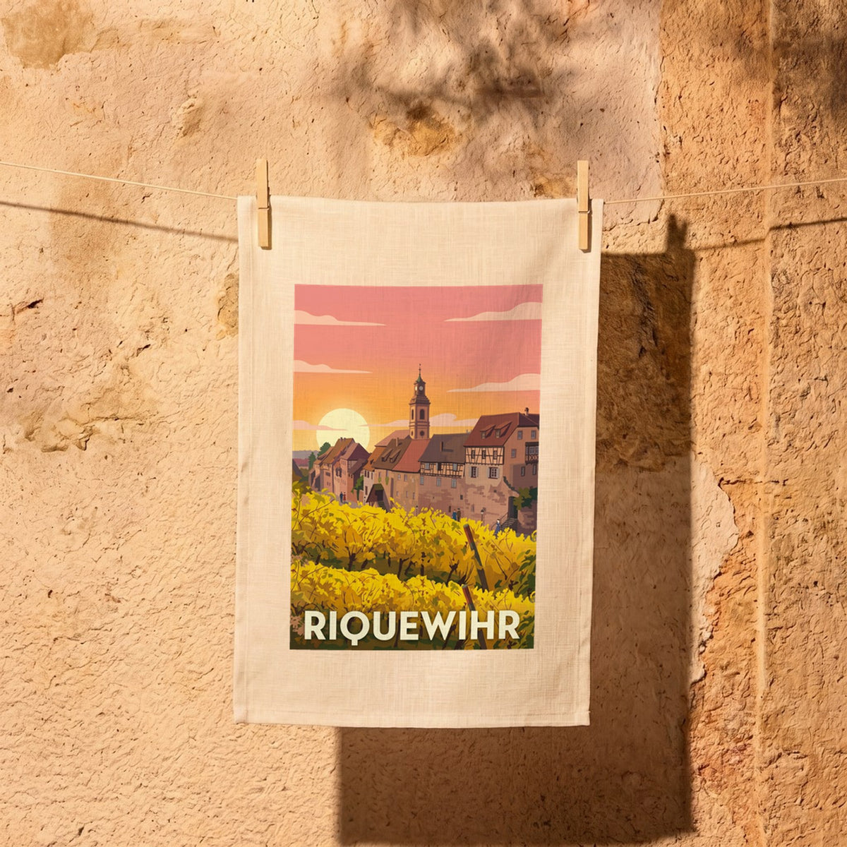 Torchon souvenir de la ville de Riquewihr avec une illustration stylisée de ses vignobles et de son architecture alsacienne.