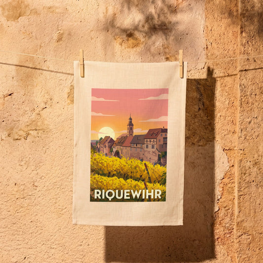Torchon souvenir de la ville de Riquewihr avec une illustration stylisée de ses vignobles et de son architecture alsacienne.