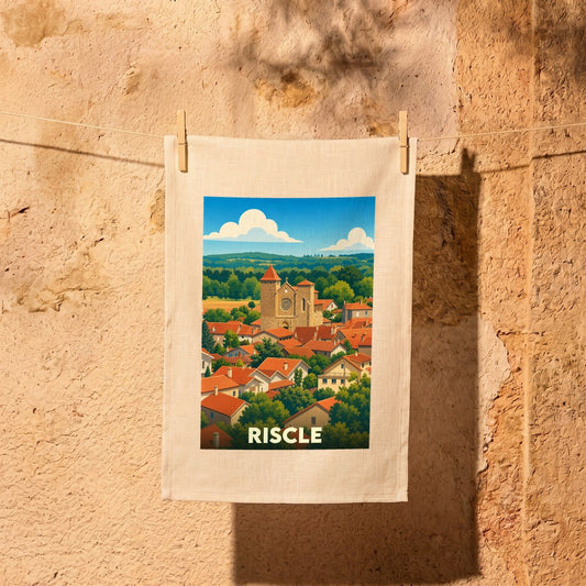 Torchon souvenir de la ville de Riscle avec une illustration stylisée d'un village occitan.