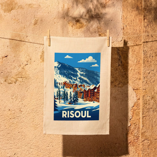 Torchon souvenir de la ville de Risoul avec une illustration stylisée d'un paysage de montagne enneigé.