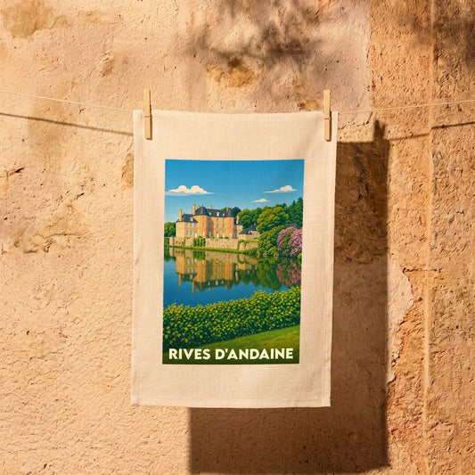 Torchon souvenir de la ville de Rives d'Andaine illustré d'un château se reflétant dans l'eau.