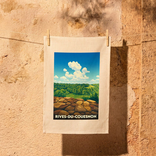 Torchon souvenir de la ville de Rives-du-Couesnon avec une illustration stylisée de son paysage vallonné.