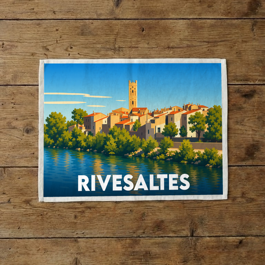 Torchon souvenir de la ville de Rivesaltes avec une illustration stylisée d'un paysage urbain au bord de l'eau.