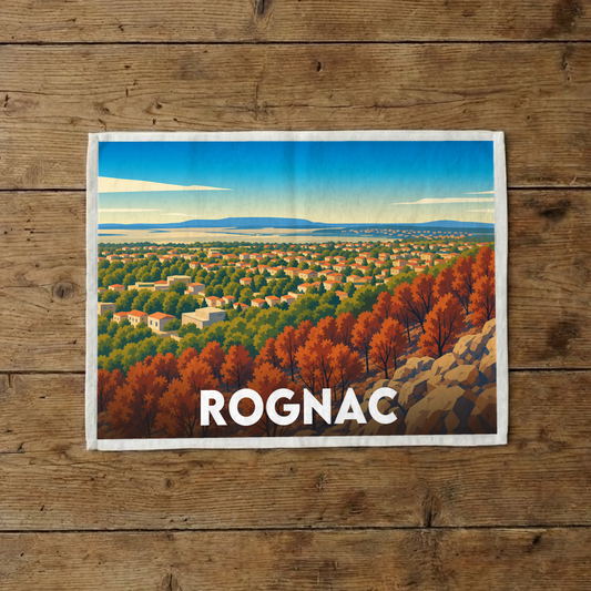 Torchon souvenir de la ville de Rognac avec une illustration panoramique stylisée.
