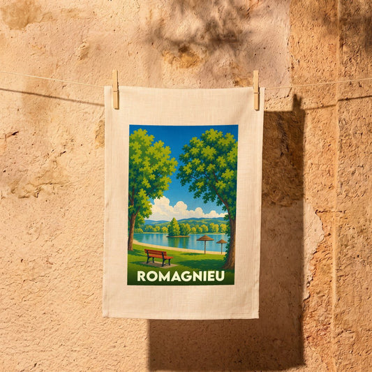 Torchon souvenir de la ville de Romagnieu avec une illustration stylisée de son lac et sa verdure.