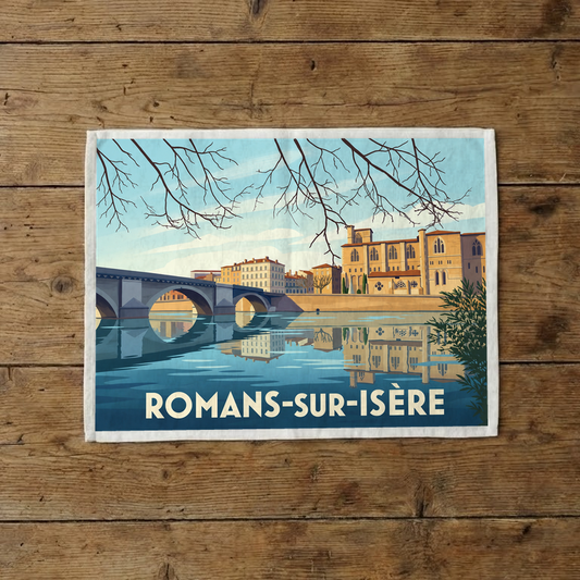 Torchon souvenir de la ville de Romans-sur-Isère avec une illustration stylisée du pont et de la collégiale en bord de rivière.