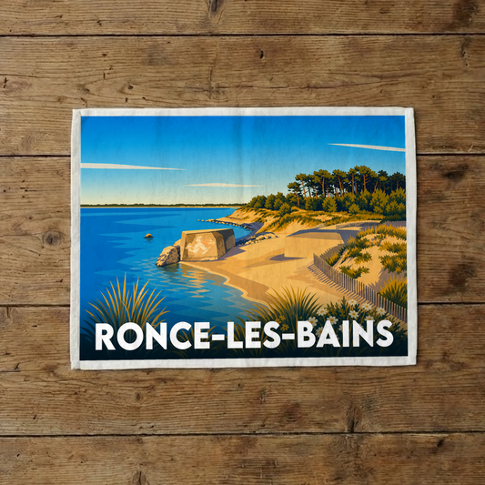 Torchon souvenir de la ville de Ronce-les-Bains avec une illustration stylisée de sa plage et de ses blockhaus.