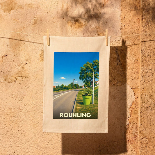 Torchon souvenir de la ville de Rouhling avec une illustration stylisée d'une route de campagne.