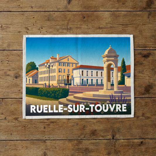 Torchon souvenir de la ville de Ruelle-sur-Touvre avec une illustration stylisée de son architecture locale.