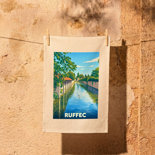 Torchon souvenir de la ville de Ruffec avec une illustration stylisée d'un canal.