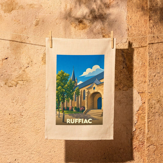 Torchon souvenir de la ville de Ruffiac illustré d'une vue stylisée de son église.