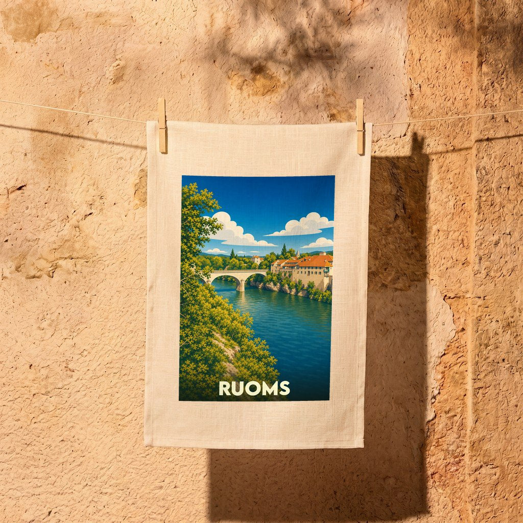 Torchon souvenir de la ville de Ruoms illustré d'un paysage stylisé de rivière et de pont.