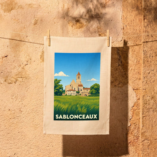 Torchon souvenir de la ville de Sablonceaux avec une illustration stylisée de son abbaye.