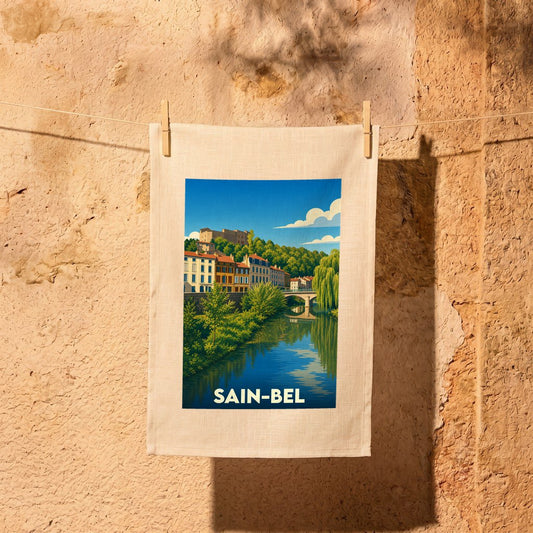 Torchon souvenir de la ville de Sain-Bel avec une illustration stylisée d'un paysage fluvial.