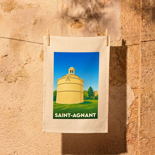 Torchon souvenir de la ville de Saint-Agnant avec une illustration stylisée d'un monument historique local.