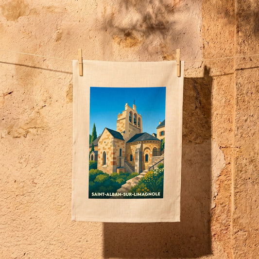 Torchon souvenir de la ville de Saint-Alban-sur-Limagnole avec une illustration stylisée de son église romane.