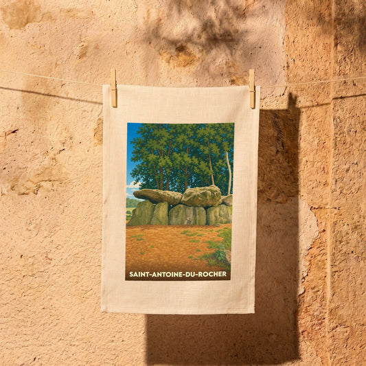 Torchon souvenir de Saint-Antoine-du-Rocher avec une illustration stylisée de son célèbre dolmen.