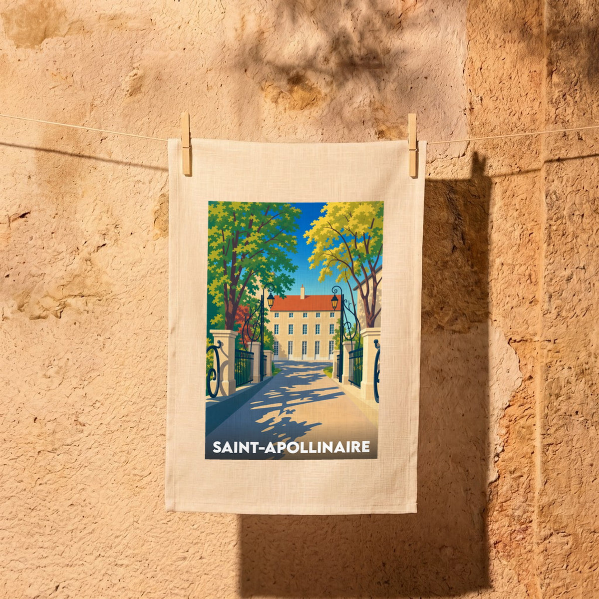 Torchon souvenir de la ville de Saint-Apollinaire avec une illustration stylisée d'une demeure bourgeoise.