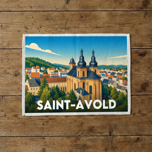 Torchon souvenir de la ville de Saint-Avold avec une illustration stylisée de ses monuments et paysages.