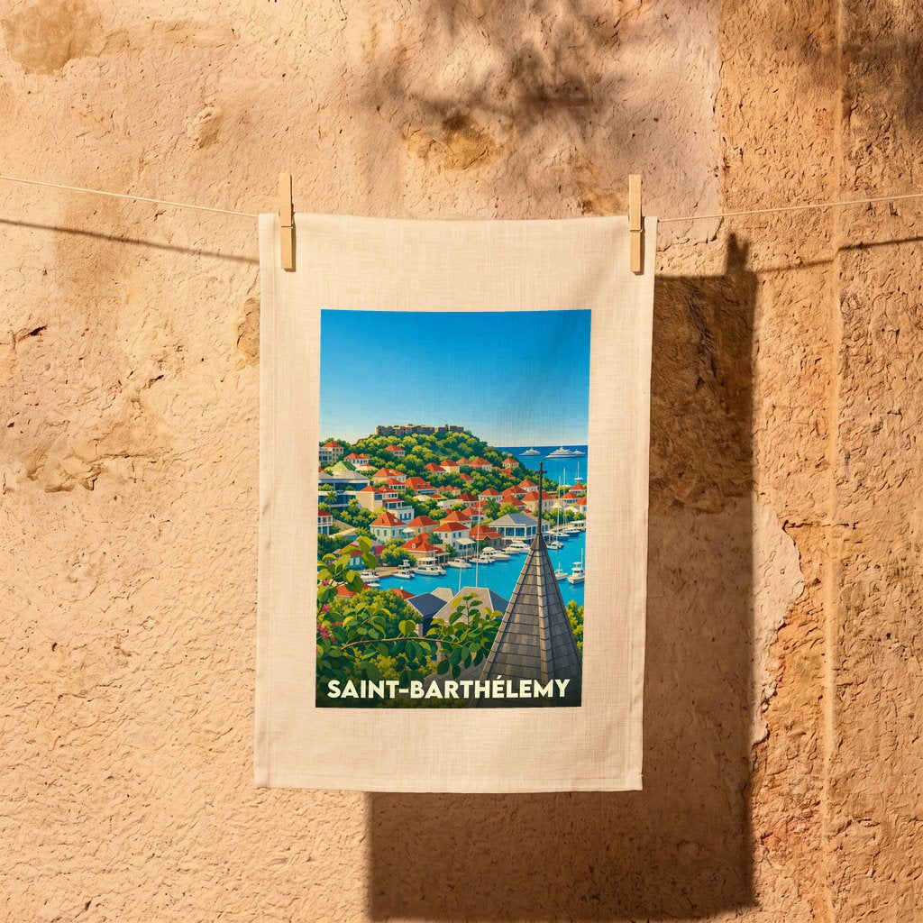 Torchon souvenir de la ville de Saint-Barthélemy avec une illustration stylisée de son port.