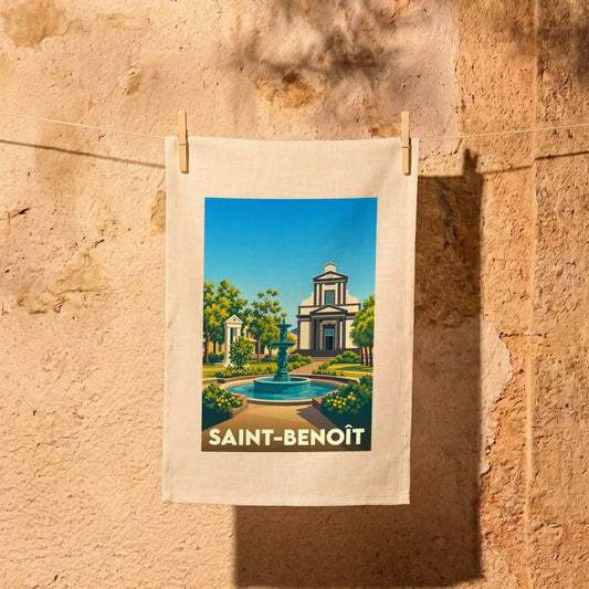 Torchon souvenir de la ville de Saint-Benoît orné d'une illustration stylisée d'une église et d'une fontaine.