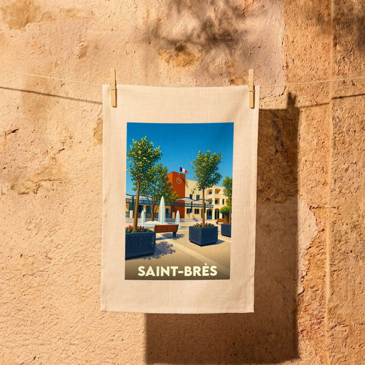 Torchon souvenir de la ville de Saint-Brès avec une illustration stylisée de sa place principale.